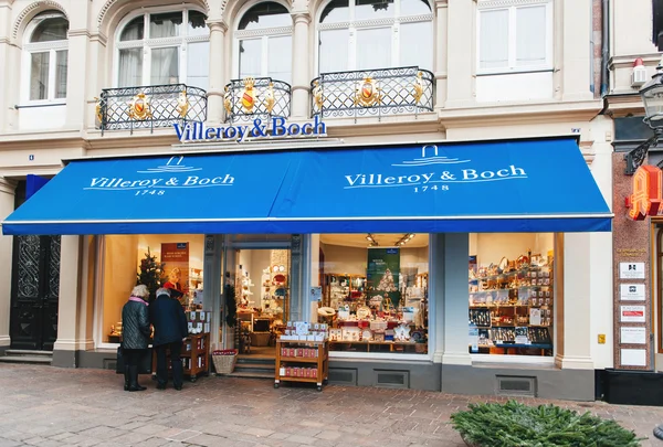 Villeroy Boch ve pencere üzerinde akşam alışveriş — Stok fotoğraf