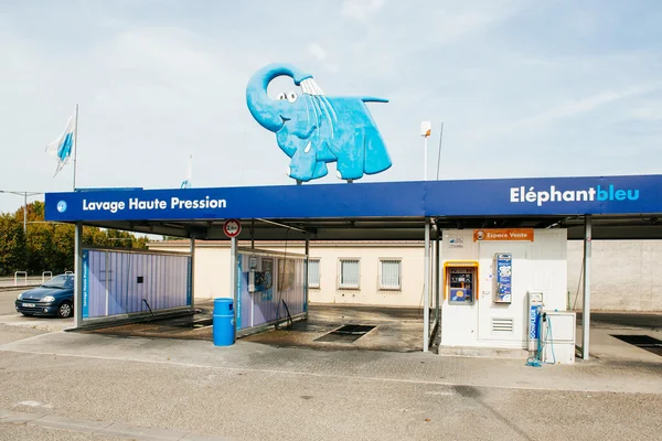 Мийка автомобілів станції у Франції Elephante Bleu — стокове фото