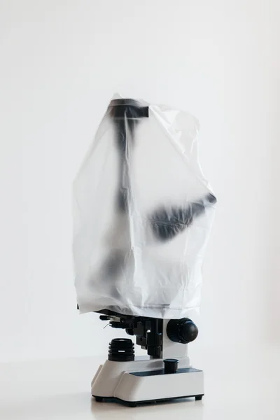 Μικροσκόπιο σε εργαστήριο που καλύπτονται από τη σκόνη — Φωτογραφία Αρχείου
