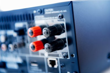 Surround ses hoparlör bağlantıları arka surround bir başına