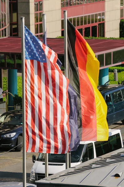 Banderas americanas y alemanas ondeando en un día claro de verano —  Fotos de Stock