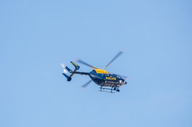 Polis helikopteri uçuyor