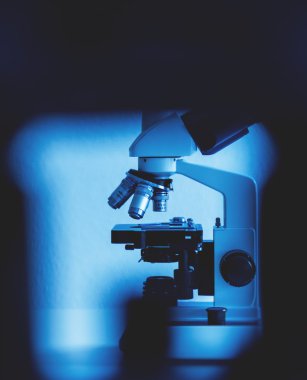Laboratuvarı modern mikroskobu