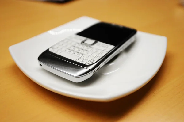 Vecchio smartphone su placca bianca , — Foto Stock