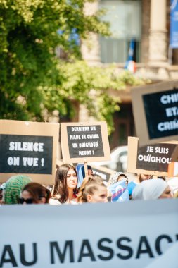 Uygur insan hakları Eylemcileri protesto