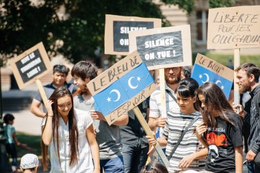 Uygur insan hakları Eylemcileri protesto