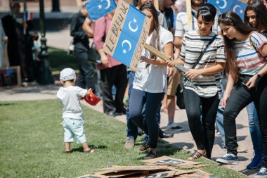 Uygur insan hakları Eylemcileri protesto