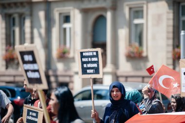 Uygur insan hakları Eylemcileri protesto
