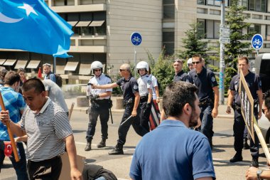 Uygur insan hakları Eylemcileri protesto