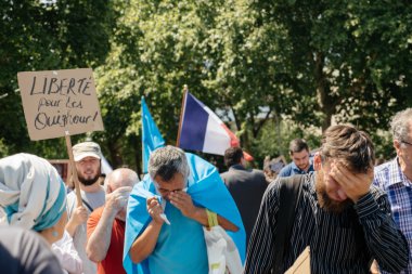 Uygur insan hakları Eylemcileri protesto