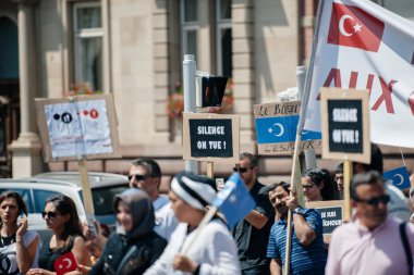 Uygur insan hakları Eylemcileri protesto
