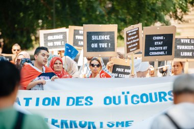 Uygur insan hakları Eylemcileri protesto
