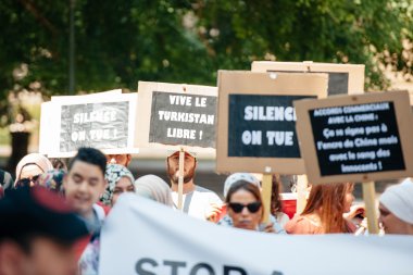 Uygur insan hakları Eylemcileri protesto