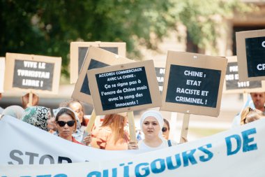 Uygur insan hakları Eylemcileri protesto