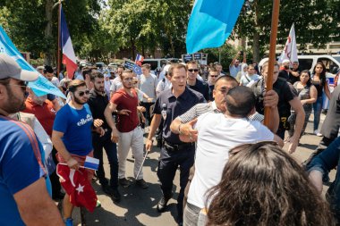 Uygur insan hakları Eylemcileri protesto