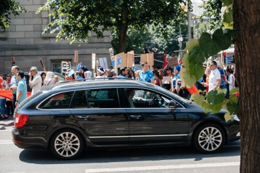 Uygur insan hakları Eylemcileri protesto
