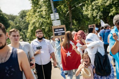 Uygur insan hakları Eylemcileri protesto