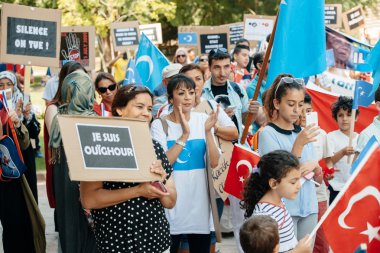 Uygur insan hakları Eylemcileri protesto