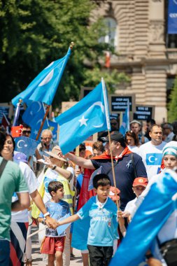 Uygur insan hakları Eylemcileri protesto