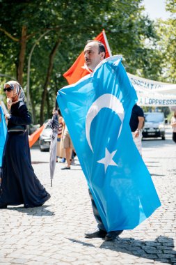 Uygur insan hakları Eylemcileri protesto