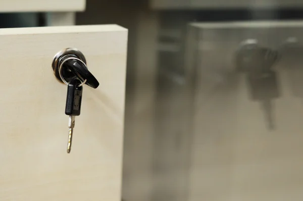 Tuşları ile kilitleme çekmece açıldı