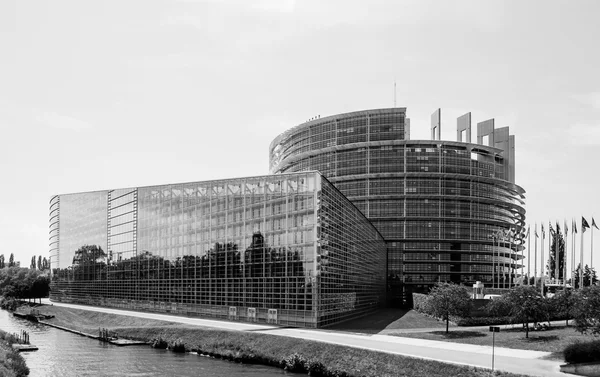 Великий фасад Європейського парламенту у Страсбурзі — стокове фото