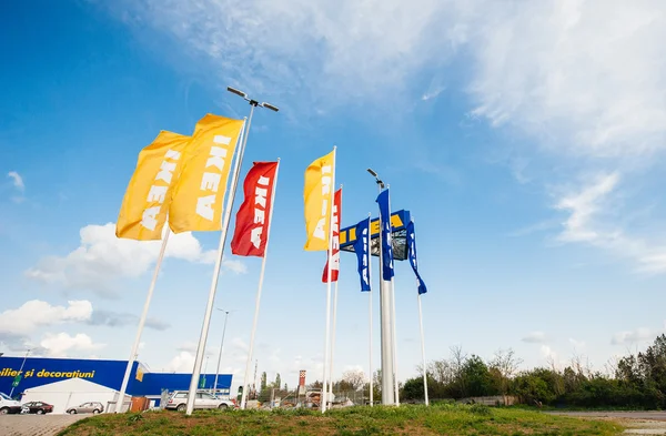 Ikea-Markt flattert in der Nähe seines Eingangs. — Stockfoto