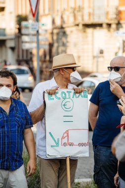 People protesting against air pollution