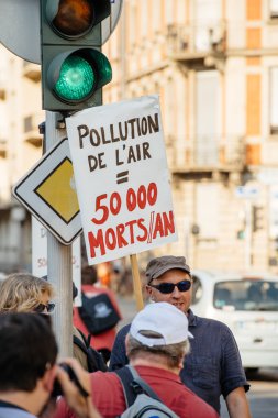 People protesting against air pollution