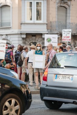 People protesting against air pollution