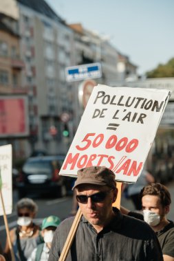 People protesting against air pollution