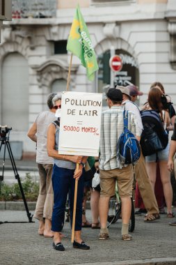 People protesting against air pollution