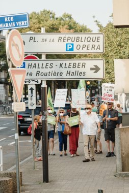 People protesting against air pollution