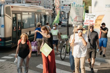 People protesting against air pollution