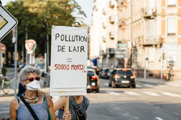 People protesting against air pollution