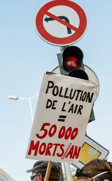 Persone che protestano contro l'inquinamento atmosferico — Foto Stock