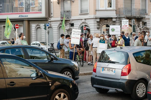 Personas que protestan contra la contaminación del aire — Foto de Stock