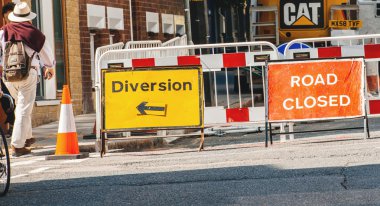 Yol işareti ve saptırma Londra sokaklarında kapalı