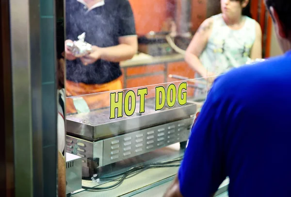 La gente compra Hot Dogs en el parque de atracciones —  Fotos de Stock