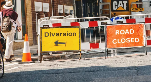 Road gesloten teken en afleiding op Londen straten — Stockfoto