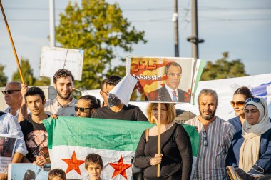 People denouncing the Syrian airstrikes on Douma 