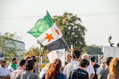 People denouncing the Syrian airstrikes on Douma 
