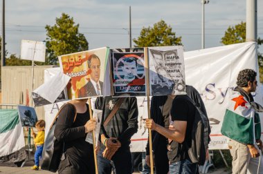 People denouncing the Syrian airstrikes on Douma 