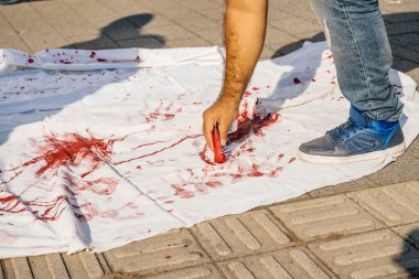 People denouncing the Syrian airstrikes on Douma 