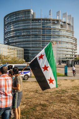 People denouncing the Syrian airstrikes on Douma 