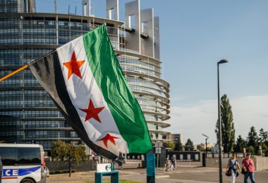 People denouncing the Syrian airstrikes on Douma 