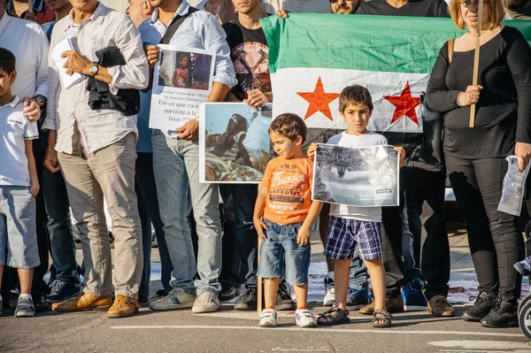 Pessoas que denunciam os ataques aéreos sírios em Douma — Fotografia de Stock