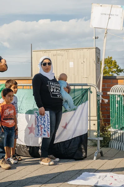 Menschen verurteilen die syrischen Luftangriffe auf Douma — Stockfoto