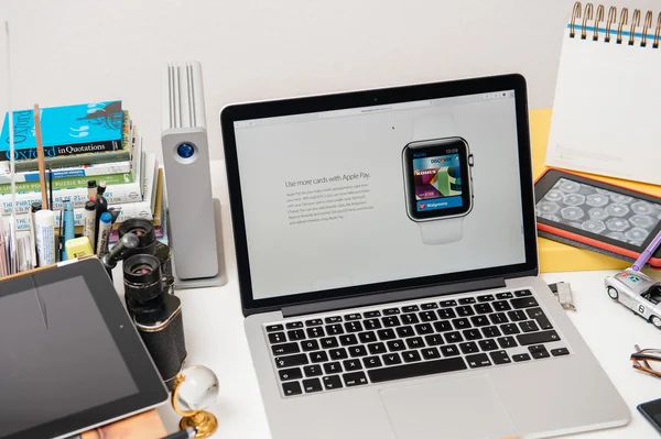 Počítače Apple nový ipad Pro, iphone 6s, 6s Plus a Apple Tv — Stock fotografie