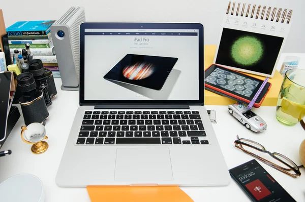 Paris, france - 9. September 2015: Apple Computer Website auf macbook pro Netzhaut in einem kreativen Raum Umgebung präsentiert die neu angekündigte ipad pro — Stockbild Apple Computer neue iPad Pro, iphone 6s, 6s plus und Apple tv — Stockfoto